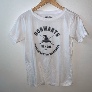 3/$15 🌼 Hogwarts shirt